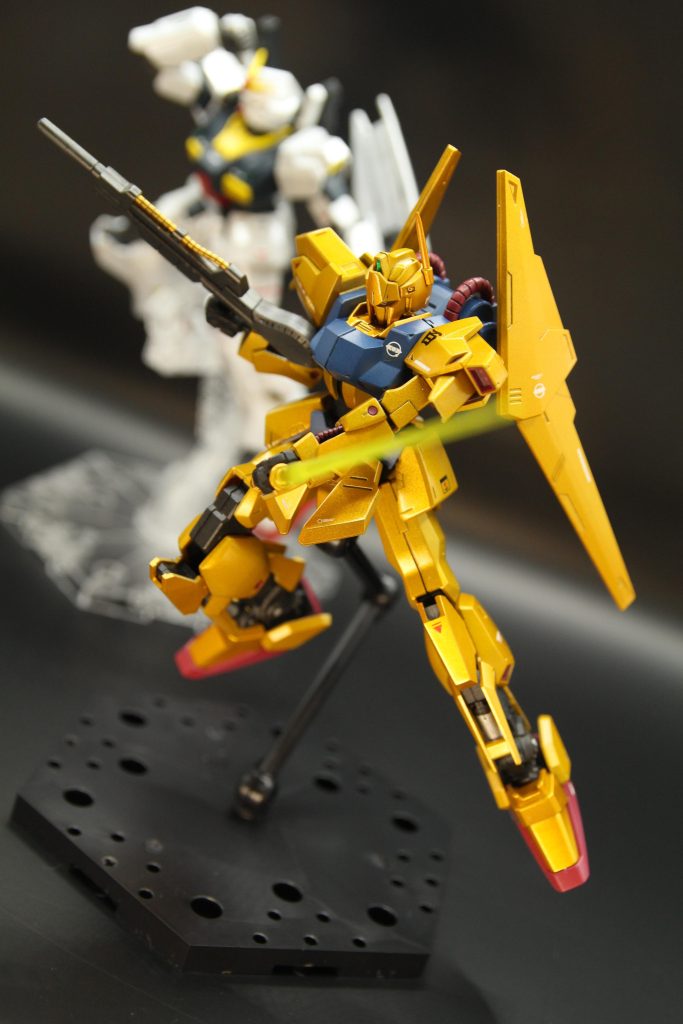 百式と言えばの金色塗装もエアブラシで塗り重ねるのが初めてだったため、上手く塗れなかったところも含め、楽しく勉強になりました。