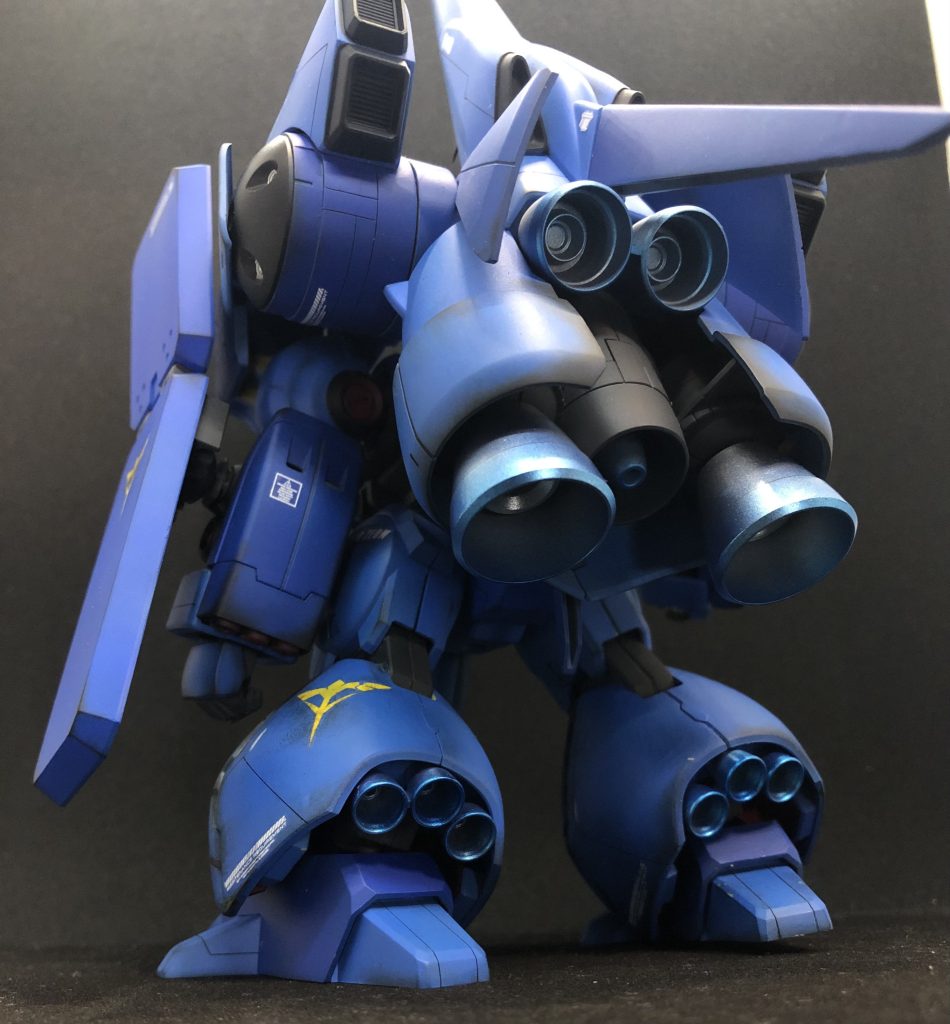 この重量感がいいですね。バーニアはシルバーの上から青メタリックでグラデーションかけてます。