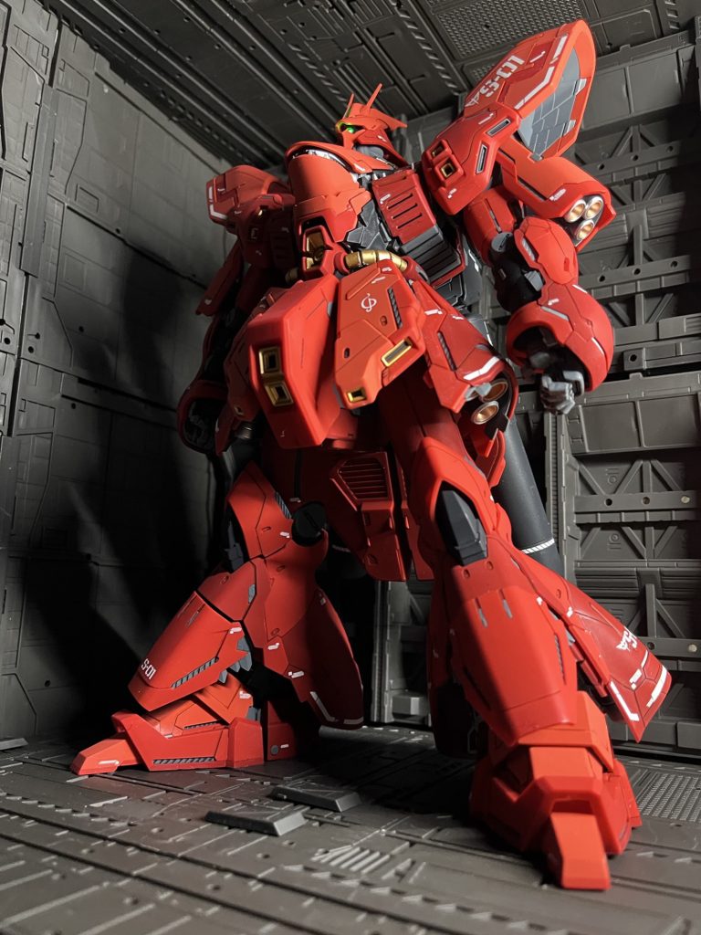 低めの天井＆煽りで巨大感増し