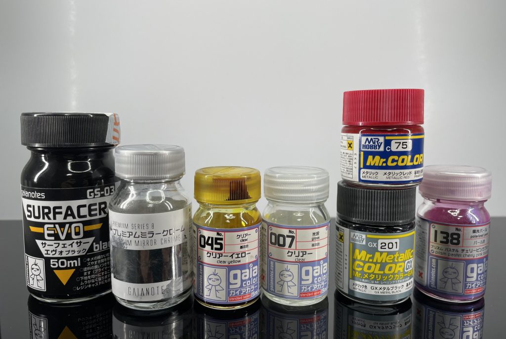 使用した塗料です。下地は全てエヴォブラック、金パーツはミラークロームとクリアイエロー、青パーツはチェリーピンクブルー（下地が黒だと青が強く出るので使いました）、赤パーツはメタリックレットにメタリックブラックを少し混ぜました。グレー部分はガイアカラーのニュートラルグレーⅤです。仕上げに光沢クリアーを2回程塗りました。