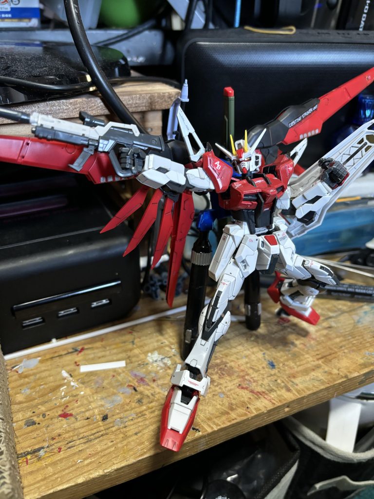 モルゲンレーテ社が、ストライクルージュを組み上げる際に製作した予備パーツを『第2次連合・プラント大戦』終戦後に、クライン派の技術者によって新たに組み上げられたストライクガンダム。その際に、デスティニーガンダムとデスティニーシルエットのデータをストライクガンダム用に調整、改良し取り入れることとなった。本機はクライン派の技術者達が当時旧式であるはずのストライクガンダムの性能(キラ・ヤマトの操縦技術があったとはいえ)に無限の可能性を感じ、形式番号に♾️が使われることになった。機体色はパワーエクステンダーとデスティニーストライカーの電圧設定値により赤と白を基調とした色に変化。ストライクルージュよりも更に装甲強度が増す結果となった。本機は完成から数年後、キラ・ヤマト、ラクス・クラインと関わりの深いとある孤児院の少年に託されることになるのだが、それはまた別の話...。とまぁ、こんな感じの設定で作りました。