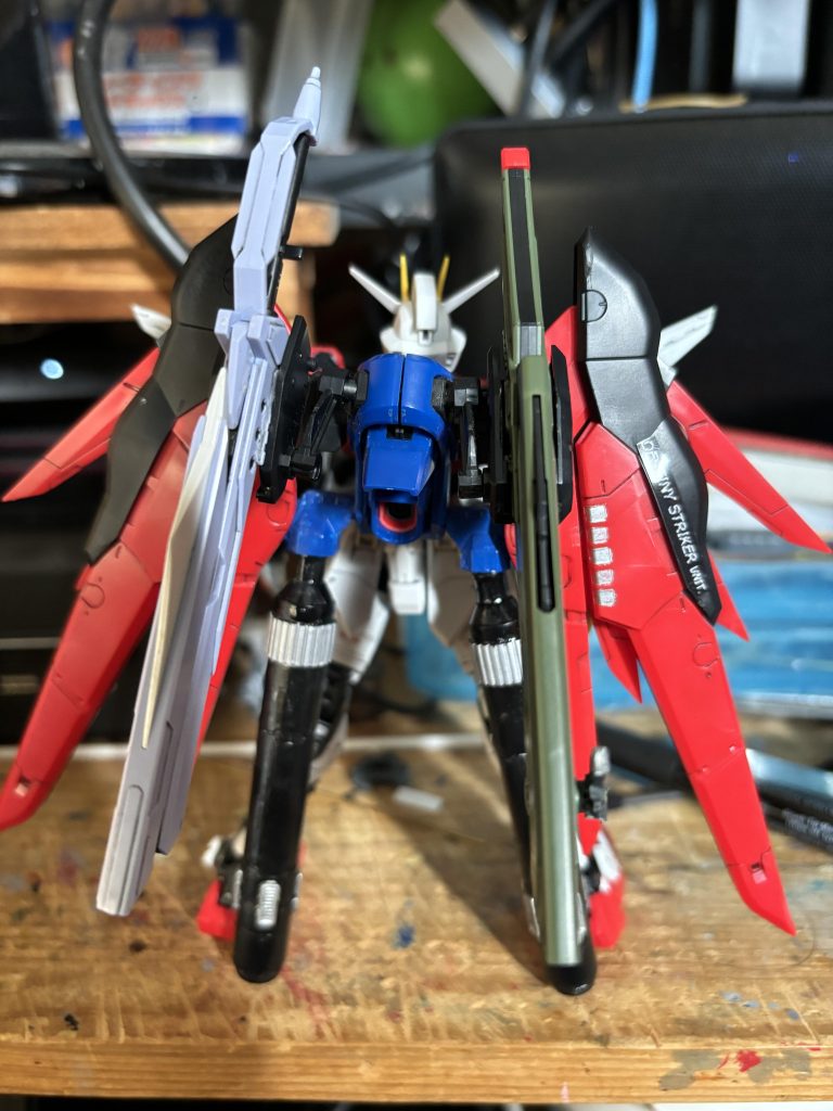 デスティニーの翼をストライクに装備させる為にストライカーユニットとして改造。ビームに偏った装備の為、エネルギー効率が劣悪なのでブースター兼用のタンク型バッテリーを2基追加してあります。