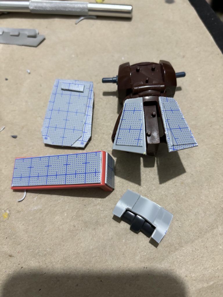 プラ板を見よう見まねで貼ってみました。こうしてみると取って付けた感が拭えないですけど初チャレンジという事でお許しくださいw