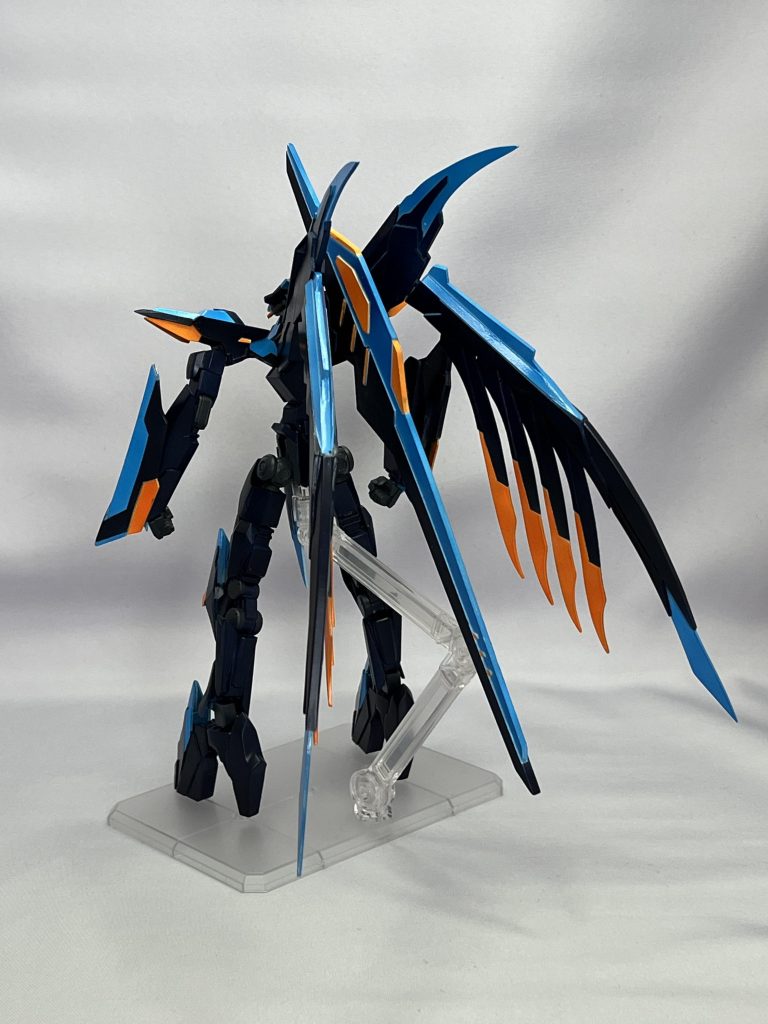 背面の写真です。完成したその日にバンダイさんがアレスにピッタリなディスプレイスタンドを発売してくれました。