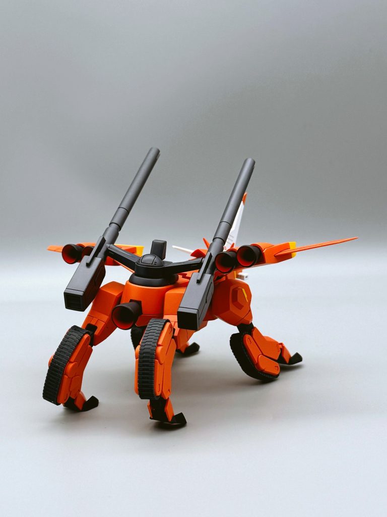 両足の根本パーツのジョイント近くを切って後ハメにしてます。キャタピラのある方はジョイントパーツをC字カットしてます。C字にした方は保持力がないので、ハイキューパーツのスジボリガイドテープ(透明)を適当に切ってC字の内側に貼ってます。