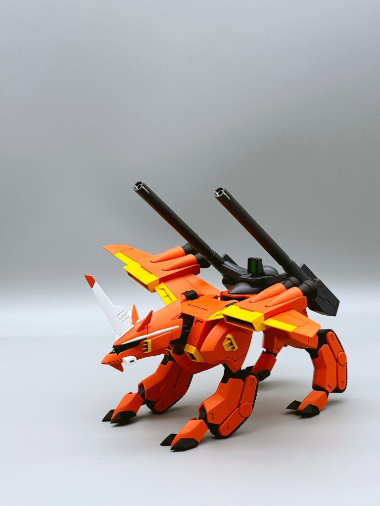 反対側。ちなみにどうでもよい話ですが、塗装後に説明書読みながら組んでいると、羽の部分で「シールを貼ります」...。シール、まさかここ塗り分け・・・あっ!!羽の黄色パーツの横、黄色だった。と、急遽マスキングして黄色を塗る。写真ではうまくごまかせてますが肉眼でよく見ると何となく色が違って見えるような・・・。そりゃあ下地色が違うからねハハッ