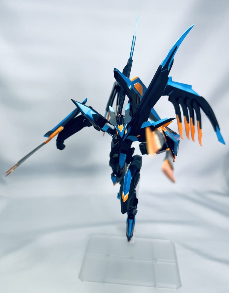 最後はもう一度サムネの写真で締めたいと思います。ガンプラをファフナーに作り変える集大成として作りました。ガンプラ？って感じる方も多いかもですけど､そう思っていただけると作った甲斐があります。もしこの作品を見て「蒼穹のファフナー」という作品に興味を持っていただけましたら、そしてファフナーを見て好きになっていただけたのなら、これに勝る喜びはありません。最後に一言だけ「ガンプラはどんな自由な発想で作ってもいいんだ」