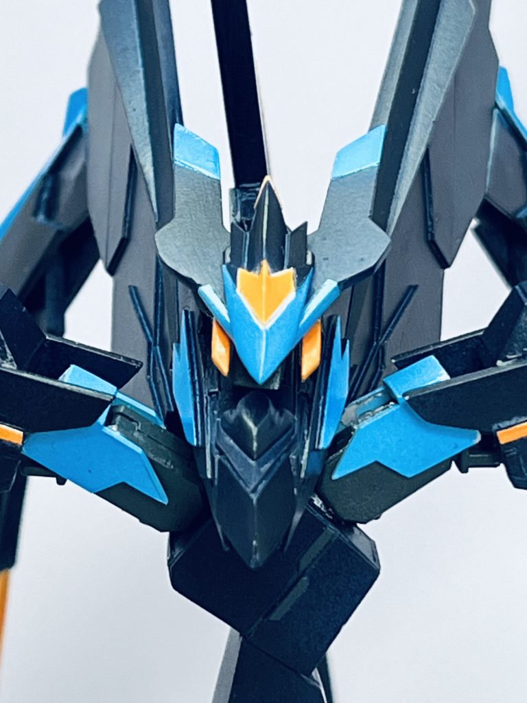 正面を近くで見るとザインやニヒトの意匠を感じるデザインですね。鷲尾直広先生のデザイン本当に神ってます。