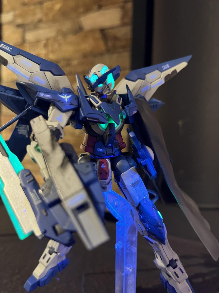 そして今回1番お気に入りのブラックライトを当てて発光させながら撮影してみました！ダブルオーの機体は発光しているのが凄く映えます(● ˃̶͈̀ロ˂̶͈́)੭ꠥ⁾⁾