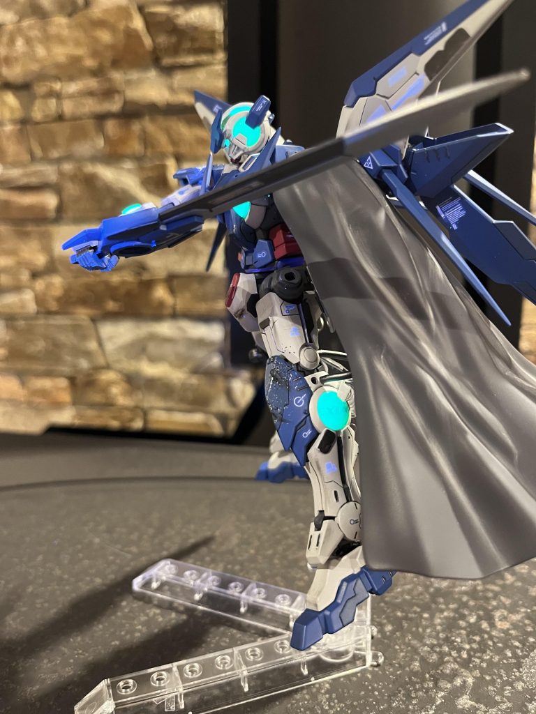 発光させながらGNブレイドを構えてポージング！自画自賛で申し訳ないですが、カッコ良すぎる(๑˃̵ᴗ˂̵)