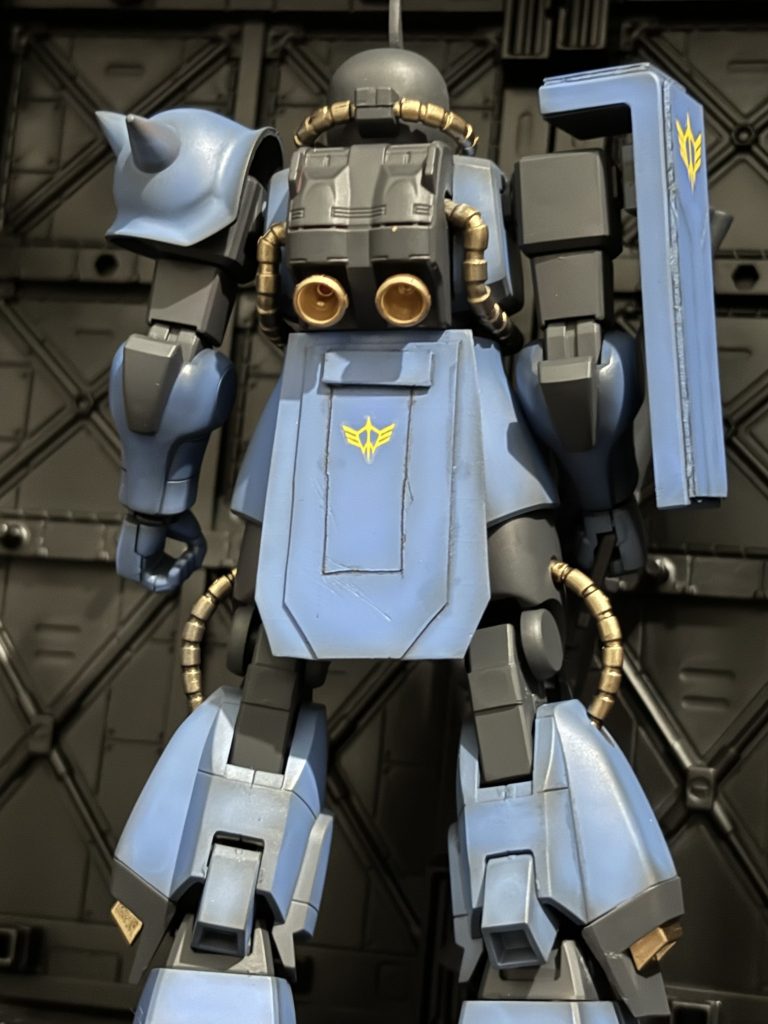 シールド・腰アーマー・胸部分に追加装甲としてプラ板を切った貼ったで取り付けてみました。脚部はオリジナル機体という事でブレイズザクファントムの物をミキシングしました。高機動ザクっぽい?wバックパックは元のキットがシンプル過ぎるのでFGザクのバックパックを流用しています。