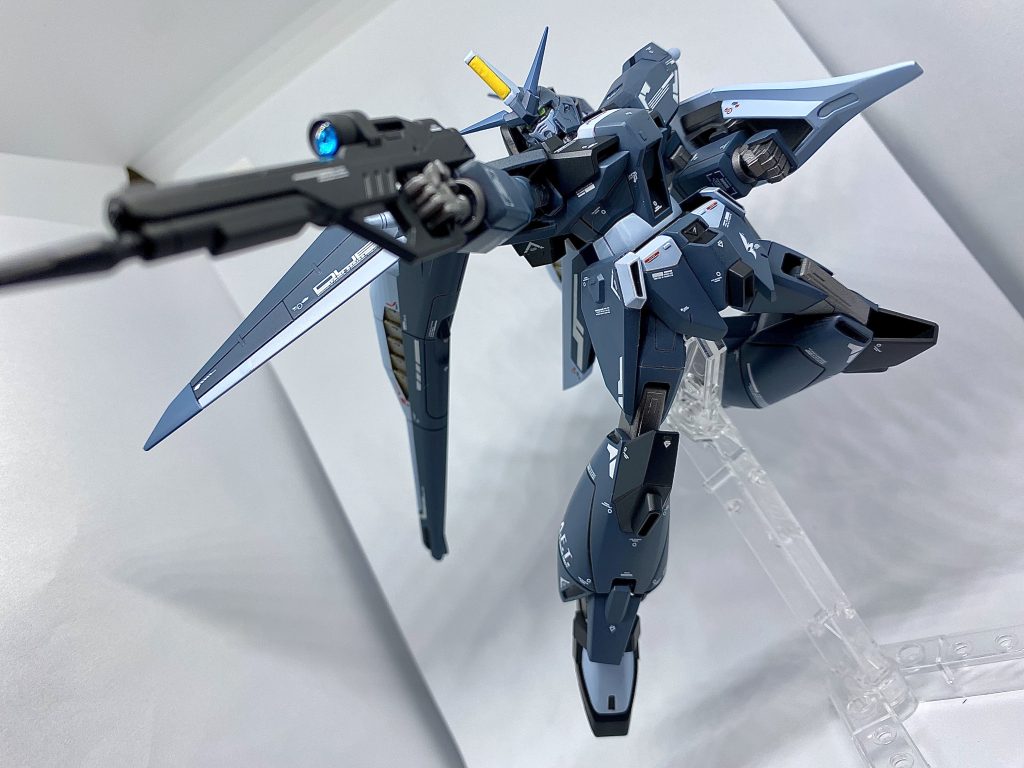 顔をHGCEストライクのを加工して入れ替え、胴と足首で合わせて5mmほど背を伸ばしてみました。後は肩の軸を気持ち斜め上に向けてみました。