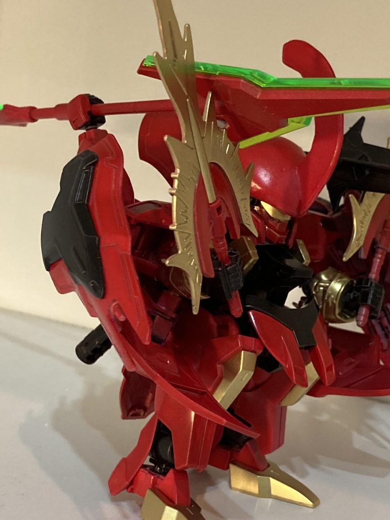 バックパックから腕2本生やしてます。