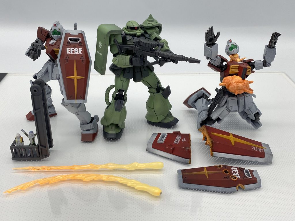 今回の撮影用に作成した小物一式です。1500円ガチャのジムとザクは全てクリアだったので塗装してます。割高だなと思ってましたが、なかなかどうして優秀なフレームが入っていてよく動きます😃各種エフェクトは公式パーツを塗装したものです。大破したジムは腹部のみパテで作成、穴を開けたシールド以外は元に戻せるので、今後も活躍してくれそうです。シールドは昔作ったEGの物を切断、小さい方は1500円ガチャに穴を開け、それぞれ断面に若干パテ盛りして蛍光塗装しました。ゴンドラは何かのフレームとプラ棒、プラ板で自作。シャアと整備兵は1/100の公式フィギュアで、シャアは一般兵を造形してそれっぽく。背面しか使用しないので、前面は塗装もしてません😅以上、長文にお付き合い頂けた方、ありがとうございます。妄想全開で申し訳ありません🙇塗装を改善したいと思い、外に向けて明るくなるような陰影を付けてみましたが、撮影のライトを当てると今一伝わらない…今年はこの辺を研究しようと思います。ア「まだだ！たかがメインカメラをやられただけだ！」