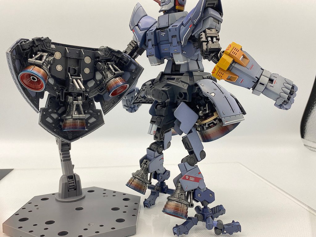 リアスカートを外すとこんな感じです。お尻とリアスカートを二重関節パーツで接合しています。プラ棒で作ったシリンダーが伸縮するギミックを追加してそれらしく。ほとんど見えませんがロマンは大事😃