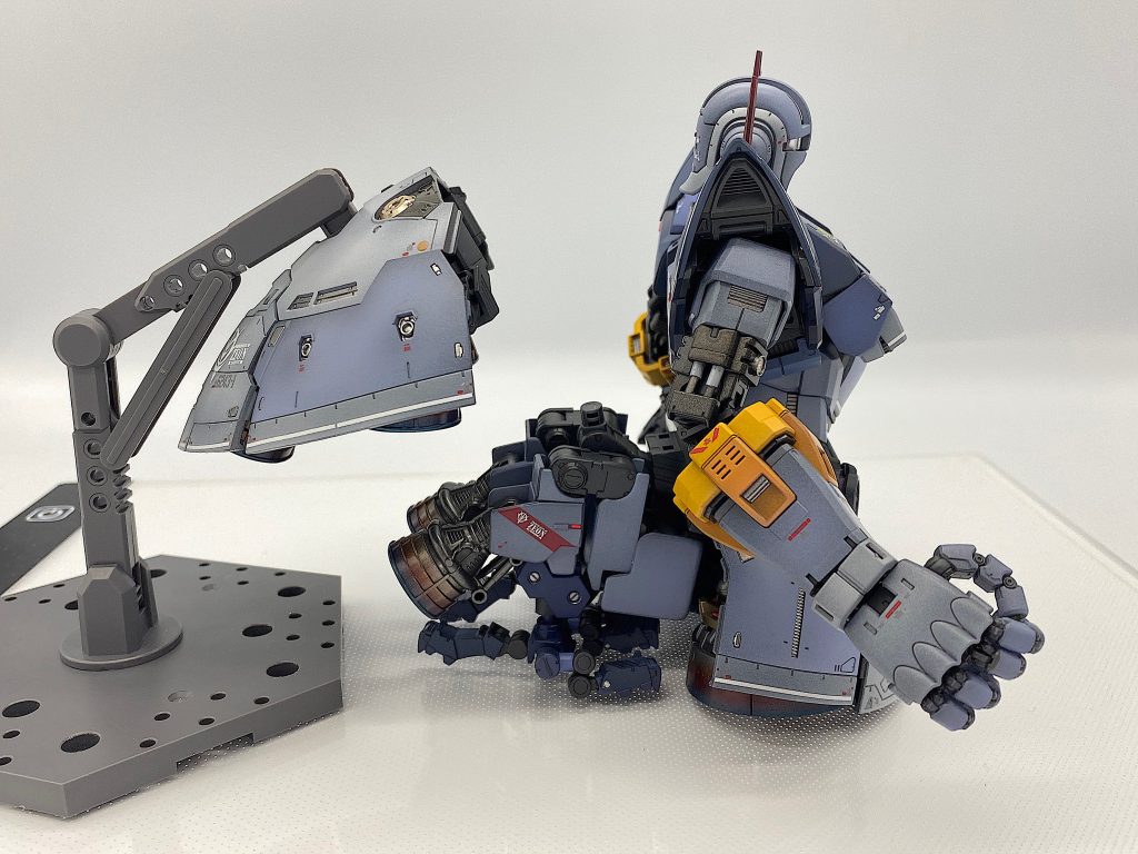 脚はこんな感じに畳みます。畳んで格納しよう！とだけ決めてなんとなく作り始めたので綺麗に収まるまで試行錯誤、試作脚3本目でこうなりました😅