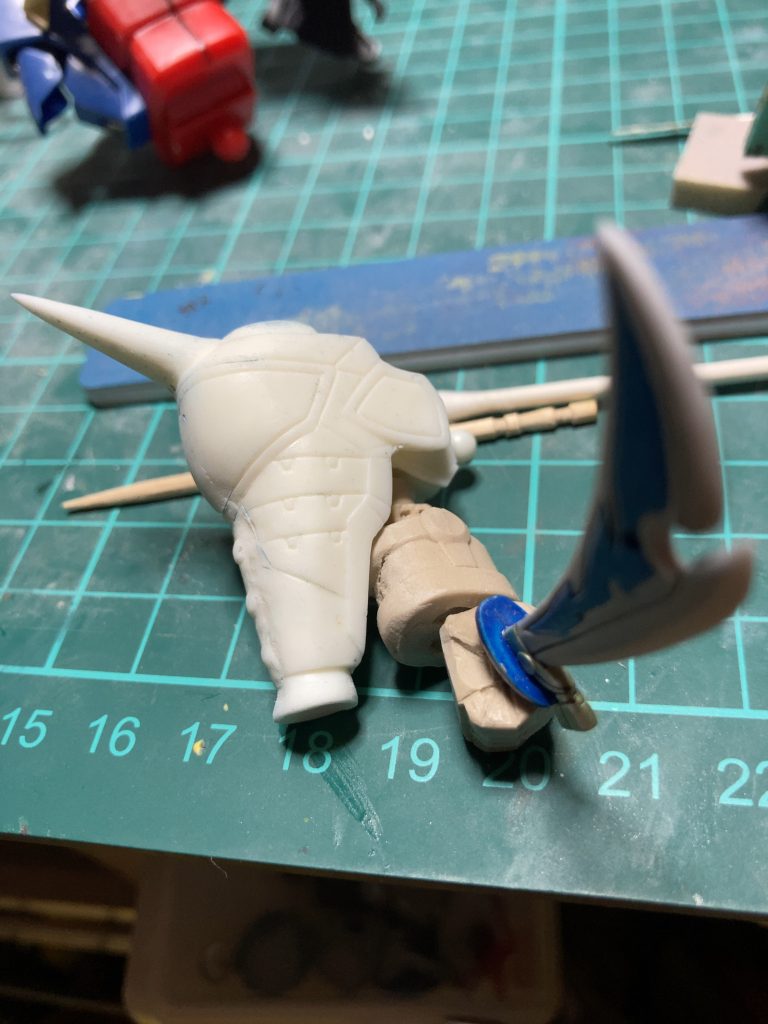 肩も片方しか無かったのでコチラは型を取ってレジンで複製。左右非対称になってしまいましたが致し方なし。