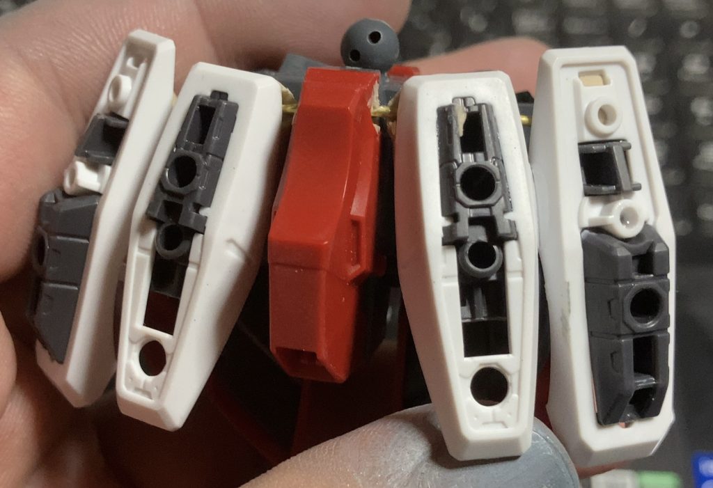 腰アーマーもF90のパーツを真鍮線で繋いで、申し訳程度に可動するようにしました。