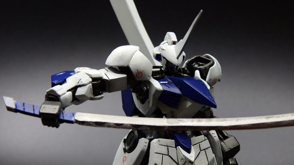 プラ板で作成した刀やアンテナが主に歪んでしまいました。塗装していないものも歪んだため塗料の問題ではなさそうです。原因がわかる方がいましたらコメントお願いします。