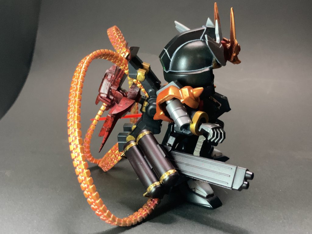 横から②余り物のザクハーフキャノンの銃器にザクタンクのタンクをナナメに接着。ジョイントは腰に丸穴があるのでそのまま差し込み。