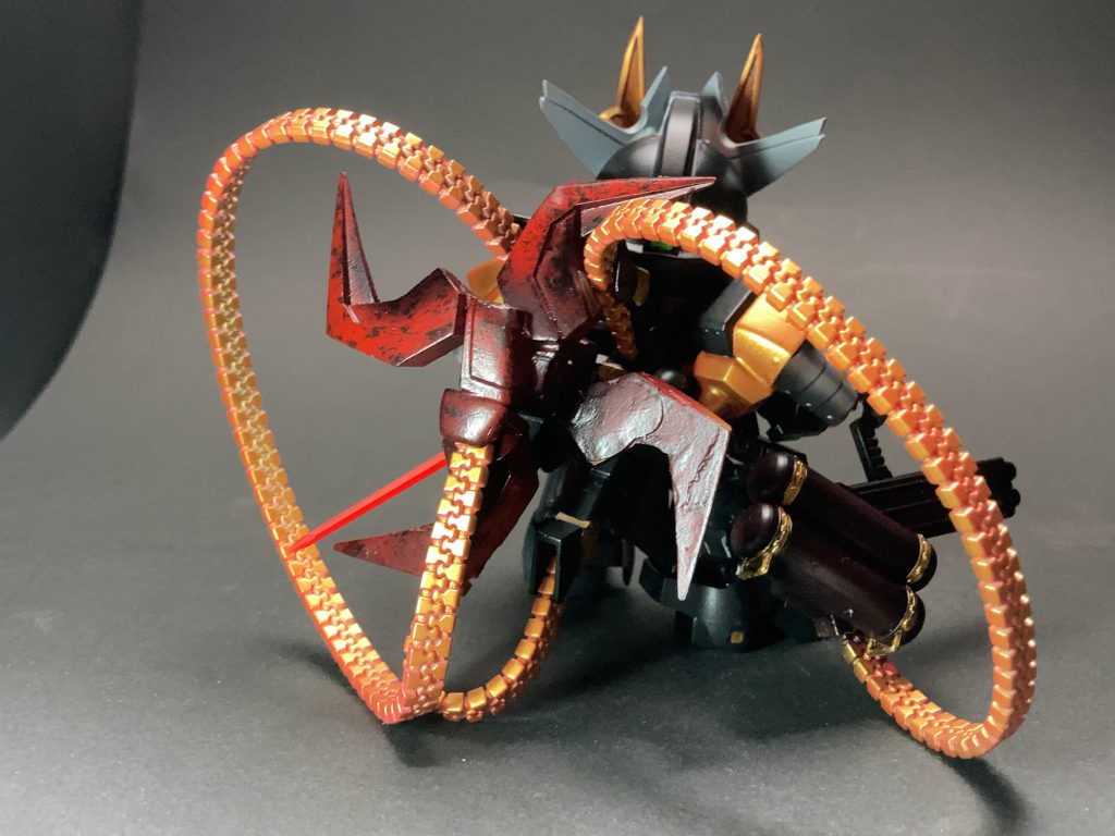 背部②風魔手裏剣は1/144デスサイズヘルカスタムの足を使って作りました。昔のジャンクパーツが結構溜まってまして💦背中にネオジム磁石で固定しています。