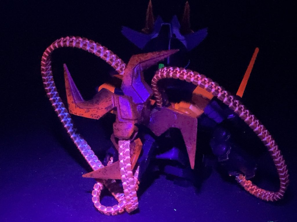 ジッパーと手裏剣は下地に蛍光ピンクを使用。