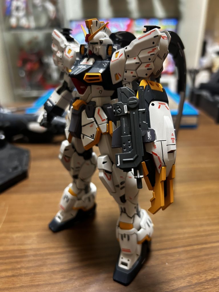 まずはサンドロック単体で。W系はMGなのにHGに毛が生えた並みのサイズでディテールも簡素なので、そのまま作るとなんとも寂しく感じるので(特に足!ずっと真っ白で何も無い!😱)、気になるところにグリグリ穴を開けまくり、モールドもガリガリ追加してみました。