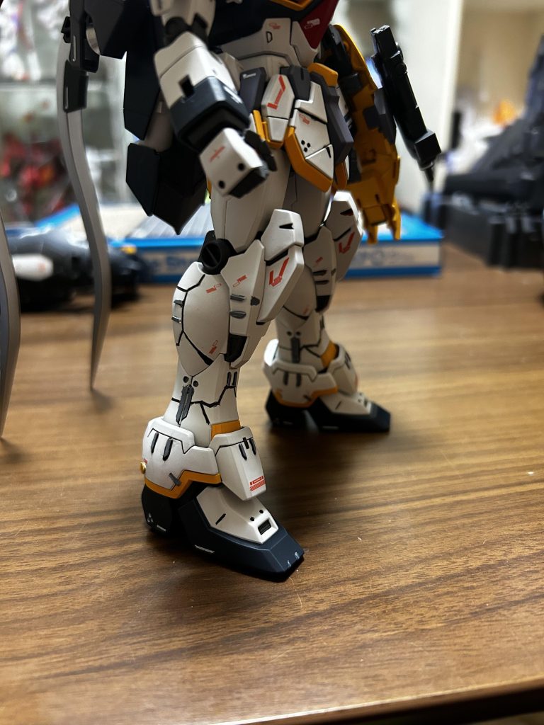 我ながら下手くそですが、新年なので今までやらなかったことに挑戦しようと思いました😄細かく切り出したプラ板も貼り付け。マスキングなんて面倒くさいことはしたくないので、タミヤのエナメル塗料の蓋の裏に付いた塗料を極細面相筆で塗る。他の人もしてるはず👀