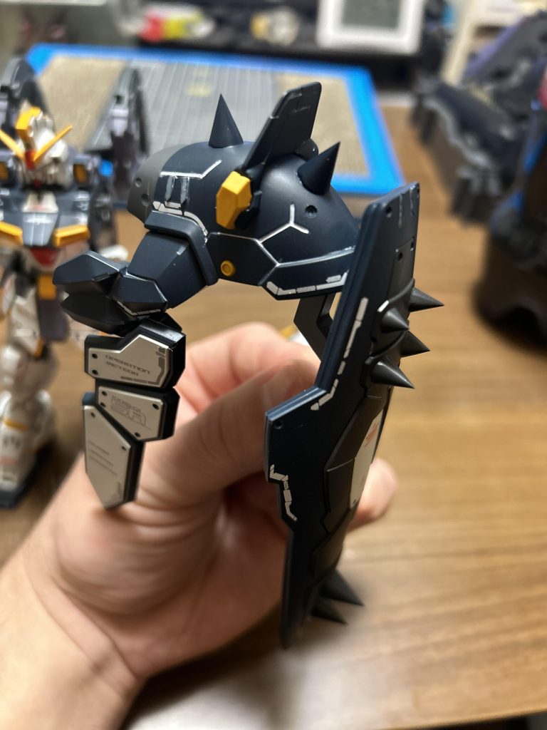 アーマー。こちらにも簡単なモールド追加とプラ板貼り付け。ついでにトゲトゲをやたら貼り付けて世紀末感をだしました。