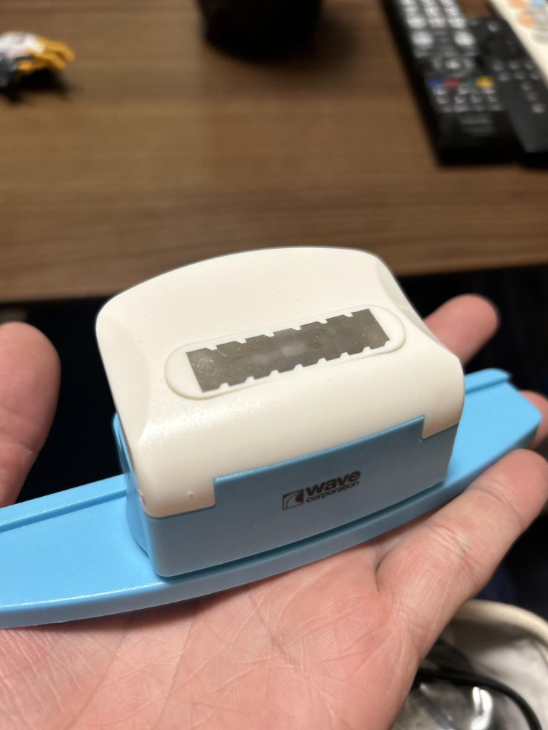 簡単プラ板切り出し機!お店で見かけて、『これで俺もカッコいい改造出来る!神ツールやな!😊』と勘違いしてから一回も使ってなかったけど、多分もう使わない😂