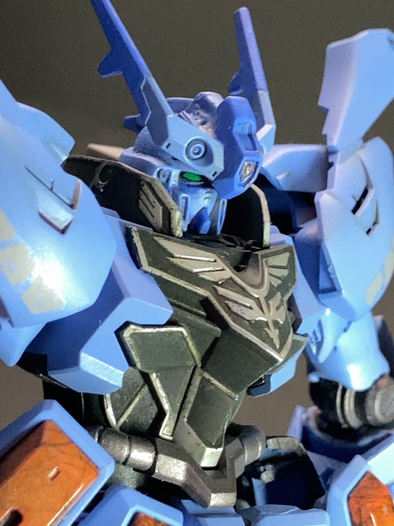 エングレービングはシルバーを塗ってクリアを吹いた後にエナメルブラックグリーンを吹いて、エナメル溶剤を付けた綿棒で拭き取るやり方を使いました。