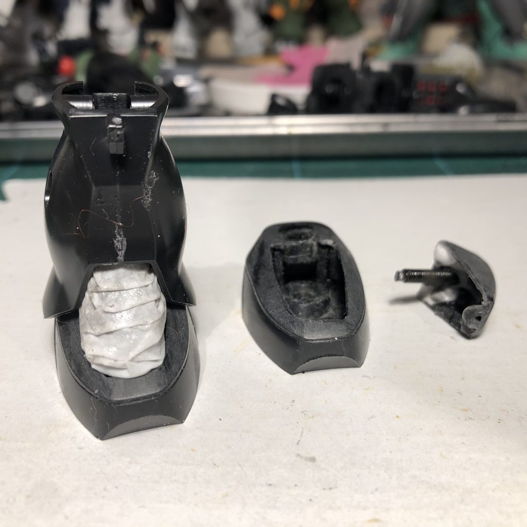 足首は甲の部分を分割し、スプリング接続にした上で、ニトリルグローブカバーを被せているので、よく動きます。スネにネコの毛がついてますw