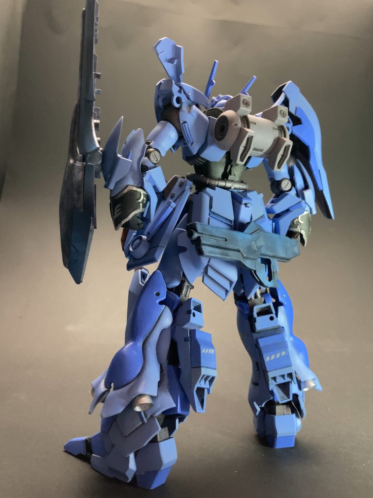 ライフルはジャイオーンの物。ネオジム磁石を仕込んで腰アーマーに固定。背負い物はデミトレーナーのもの。