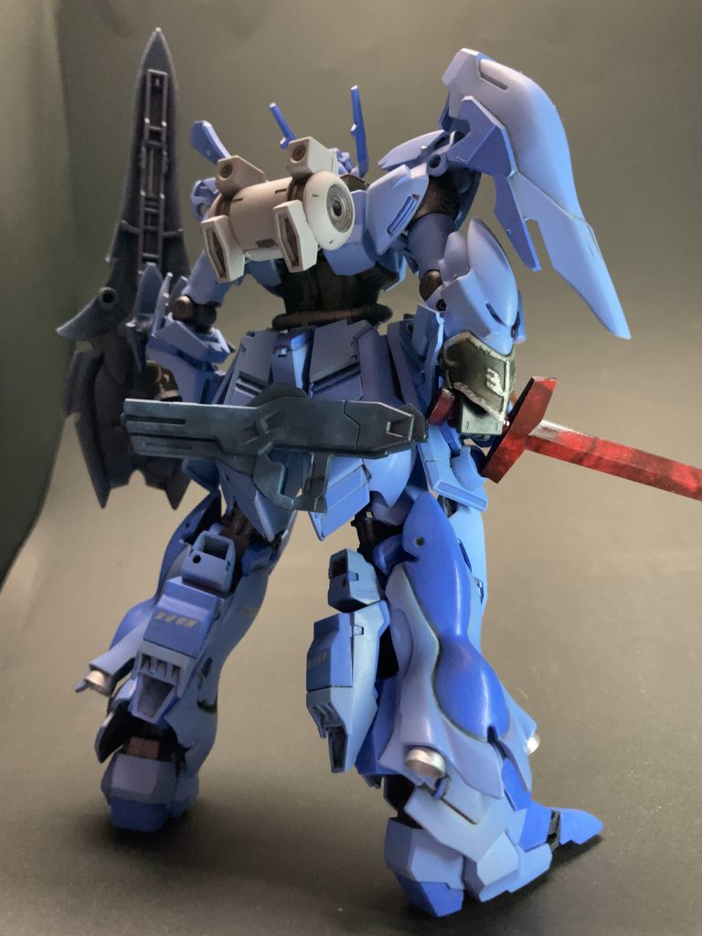 チッピングデカールを肩とふくらはぎに計4枚だけ使用。