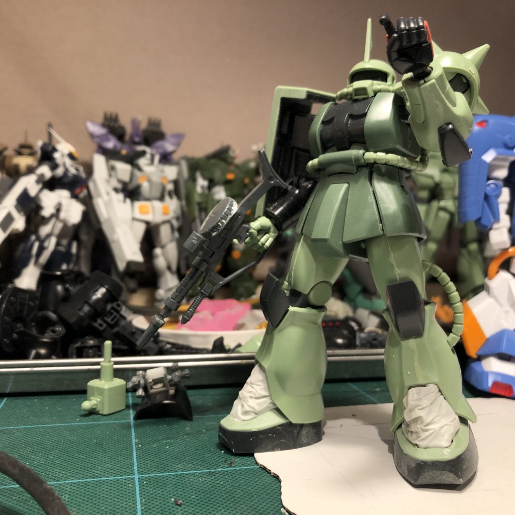 セットするとこんな感じ。ちなみに隊長機は「ザク地上戦セット」のものなので、通常版より成形色がちょっと濃いです。
