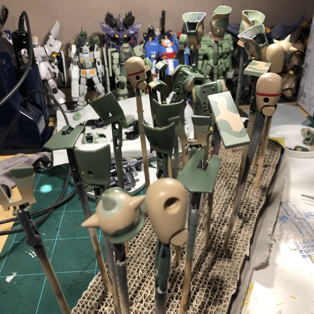 マスキングしては切り抜き、吹いてはマスキングの繰り返し。