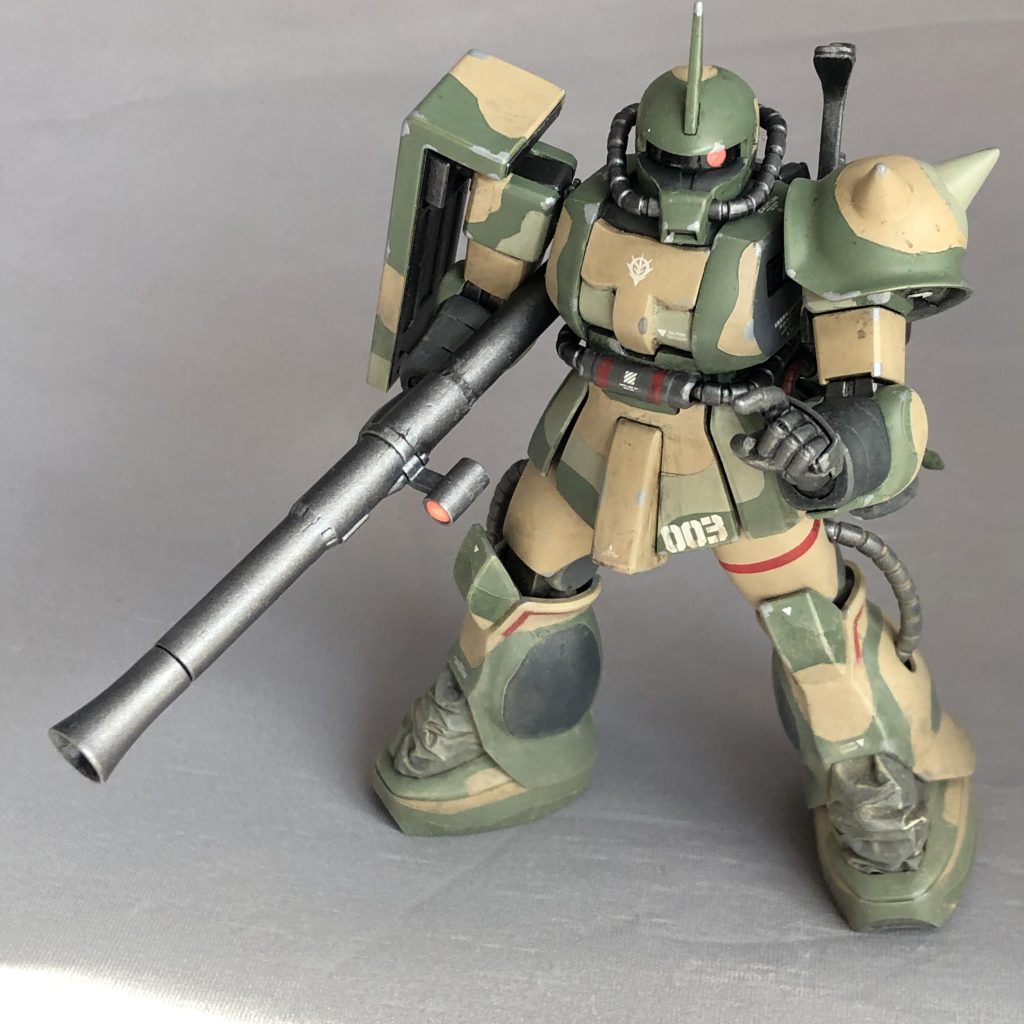 湿地帯戦用ザクらしさと言うことで前述のトリビュート記事を参考に元デザインには無かった「足首のシーリング」を付与しました。トリビュート記事ではエポパテ造形による「固定」表現でしたが、こちらはニトリルグローブを加工した「可動式」シーリングにしてあります。