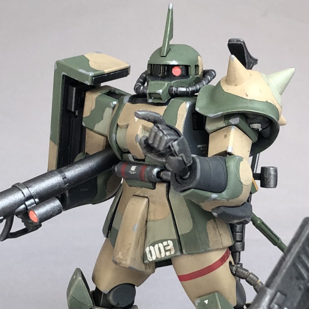 指差し手はHGUCReviveザク用の左手用銃手を改造しました。いつものようにモノアイシールドだけツヤ有にしています。