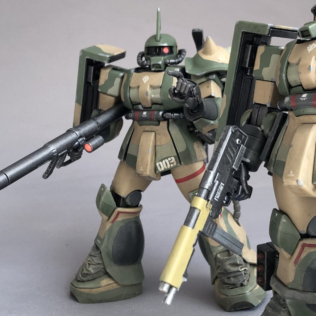 ということで、まずは指差しポーズが特徴的な隊長機から。湿地帯戦用ザクを作るにあたり、2つのハードルがありました。そのうちの一つは「迷彩」表現です。実はまじまじと設定画を読み込むまでは、この迷彩はランダムなクラウド迷彩なのだと思っておりました。なので、クラウド迷彩用マスキングシートを見つけた際には、「これで、湿地帯戦用ザクできんじゃん!」とタカをくくり、練習台として「ジュアッグ」で迷彩を試しました。で、いざ「湿地帯戦用〜」だと思って設定画を見たり各種資料を見直すとこの迷彩って全然ランダムでは無いんですねっっ!汗設定によると「ジオン本国総務監察部の管理により、標準となるカラー・スキームが用意されている」とのこと。大河原先生のイラストの「色指示」って「総務監察部」の指示図だったのね!ということで、設定画と「ROBOT魂」の製品ページを参考に、マスキングテープを切ったり貼ったりして頑張りました!!泣*2つのハードルのうちのもう一つは「一般機」編で。