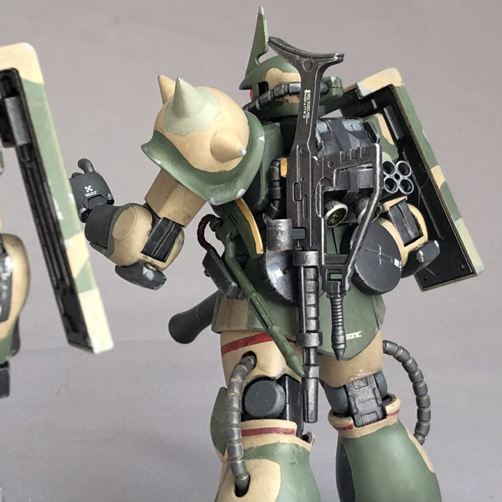 バックパックにザクマシンガン(M-120A1)が懸架されています。ネオジム磁石固定なので着脱可能です。