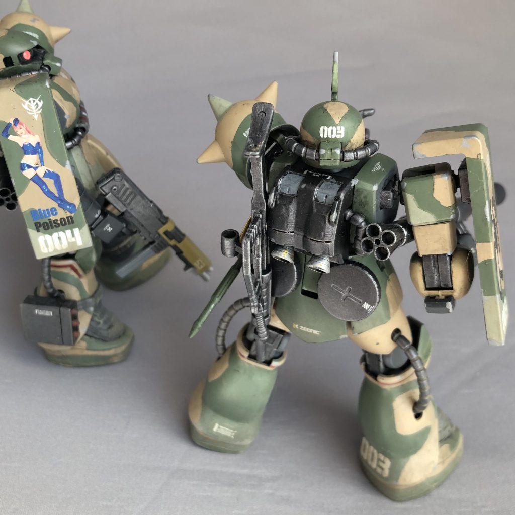 旧HGUCのバックパックはちょっとシンプル過ぎるので、余っていたFGザクのS型バックパックにしました。S型には空間戦用のイメージがありますが、「重力下においては大ジャンプにつかえる、と重宝された裏オーダー」的オラ設定です。腰にはこちらもネオジム磁石にてドラムマガジンをマウント。