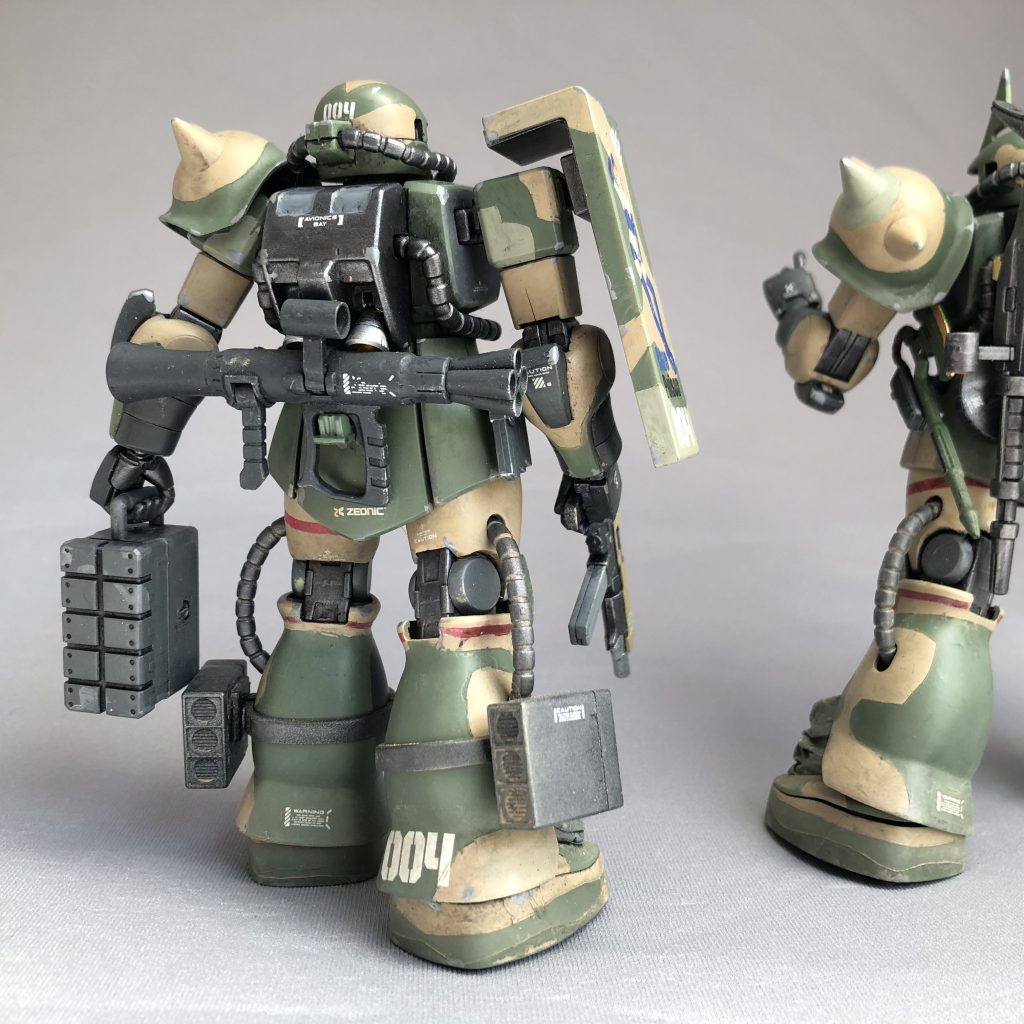 腰にはザクバズーカ(ショートバレル)を懸架しております。ジャングルなどの障害物の多い地形において、背中に長物を横方向に携行するのは無理があるんじゃ無いかと思いまして、ザクバズーカをシュートバレル化しました。ちょっと短すぎてまっすぐ飛ばなそうですが、バズーカですからね、いいんです、命中しなくても。たぶん。