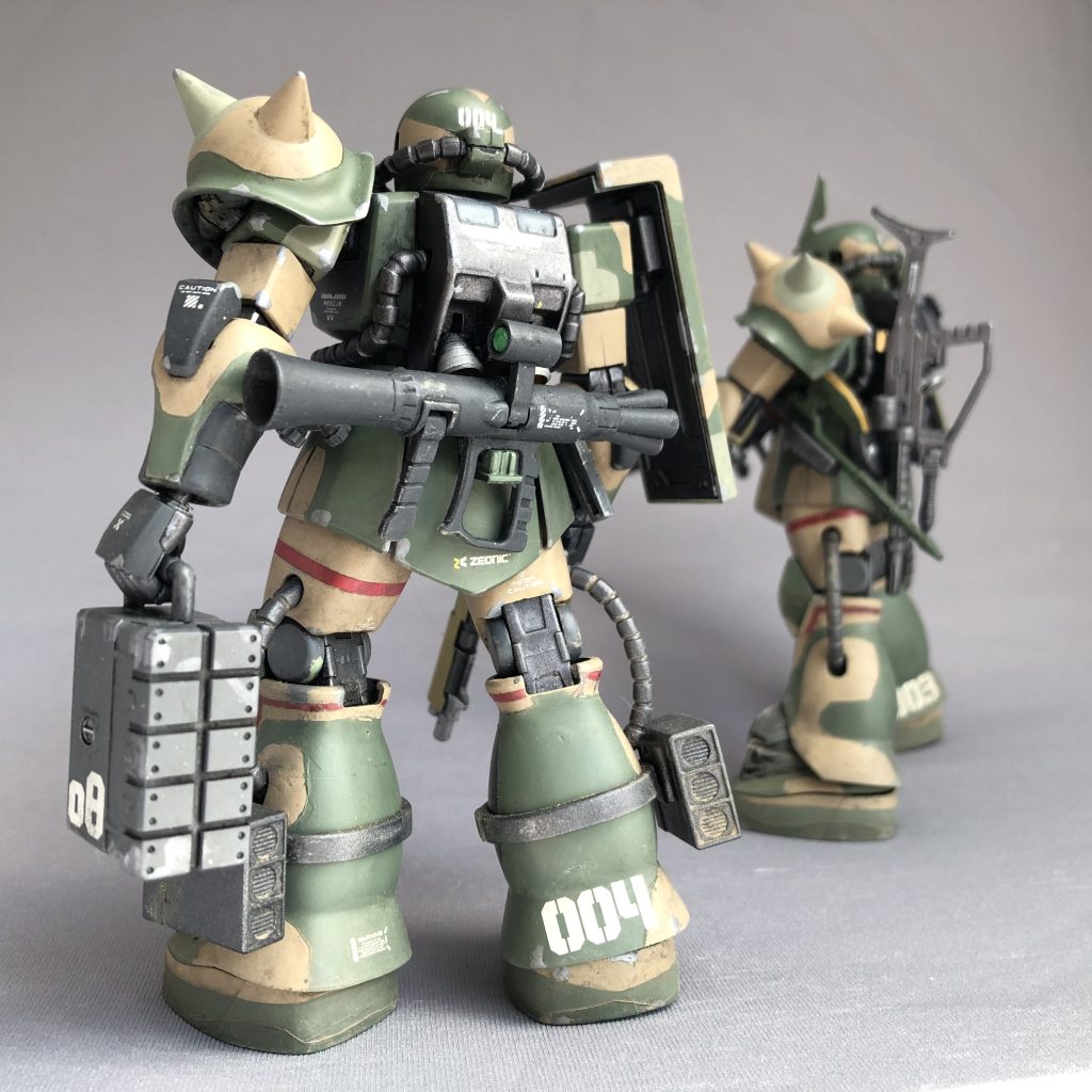 ところでですね、ふと思ったんですが、ザクの脚部のミサイルポッドの弾頭ってひょっとして、ザクバズーカと共用できたりするのかも?どうやって、給弾するのか?など、謎の多いザクバズーカですが、ミサイルポッドの弾頭と共用出来るのであれば、おか持ちで予備弾を持ち歩くのも理解できます。ただ、設定画では、ザクバズーカの弾頭とミサイルポッドのそれは違う形してますけどねっ!