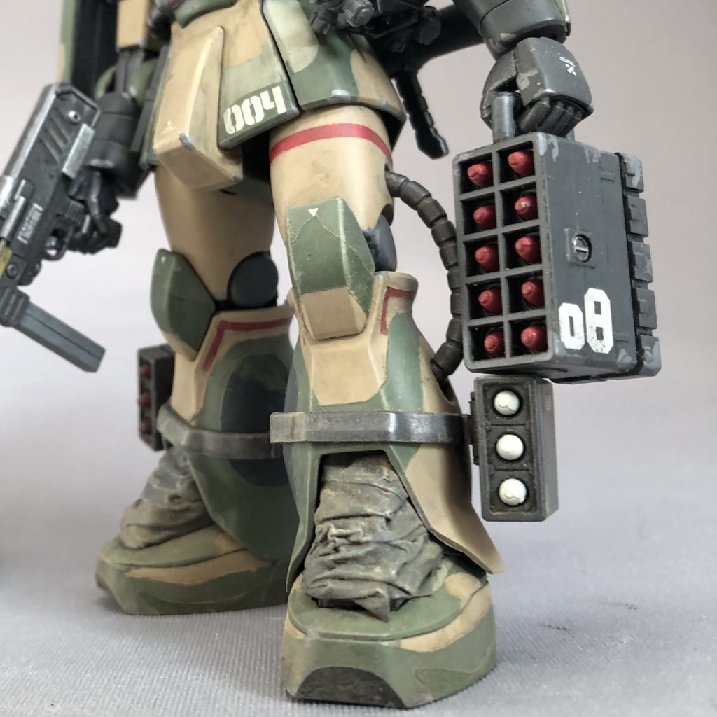 隊長機で触れた「湿地帯戦用ザク」を具現化する上での、もう一つのハードルが、このミサイルラック、川口名人曰く「おか持ち」です。川口名人の作例ではプラ板でスクラッチされておりましたが、コレがなかなか面倒くさそう。HJ誌のトリビュート記事ではミサイルポッドを4つ固めてありましたがソレだと大きすぎるなぁ、と躊躇しておりましたところ、ビルドシリーズ改造パーツである「HGBCボールデンアームアームズ」のミサイルランチャーが使えるのでは?と取っ手を付けてソレっぽく。作例と比較すると装弾数が少ないですがソレっぽくなったのではないでしょうか?これで、「湿地帯戦用ザク」の制作のネタが整ったのでございます。