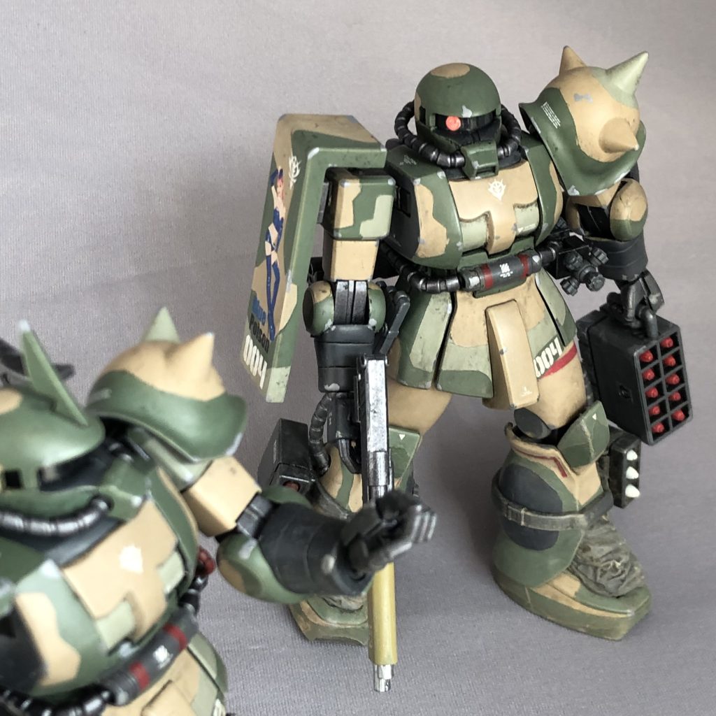 隊長機で紹介したHJ誌のトリビュート記事やプレバンROBOT魂の湿地帯戦用ザクverANIMEでは何故か、マゼラトップ砲を装備しているのですが、後述のバズーカと同じくジャングルで長物ばかりってどうなの?マシンガンがいいのでは?と考えます。そもそも、マゼラトップ砲って物資に窮したラル隊のような前線部隊の苦肉の策の現地改修装備でしょうから、そんなにあちこちで使われていなかったんじゃ無いかと思うんです。