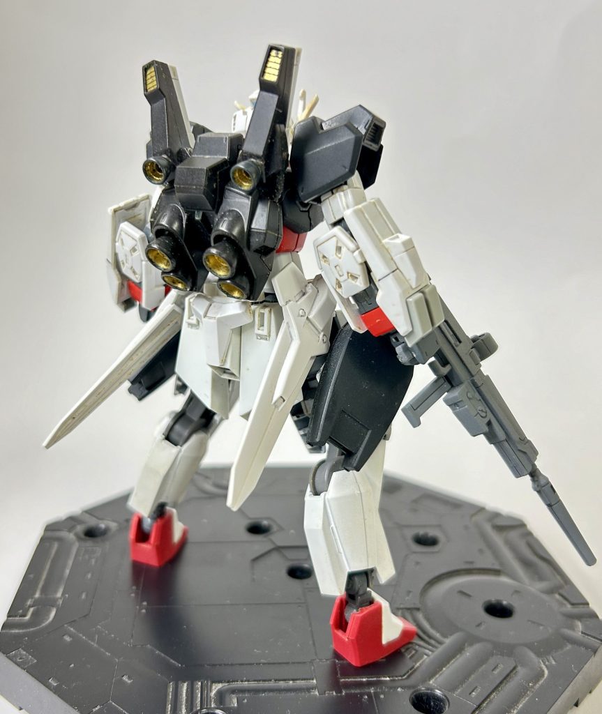 パーツ取りや飾るスペースがない等の理由で分解状態だった初代アクセルガンダムのパーツが久々に見つかったので、新規パーツを加えつつ組み上げてみました。以下アピールショットです。