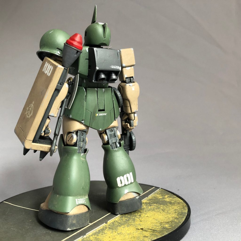 旧ザクのバックパックは箱っぽくて素敵。