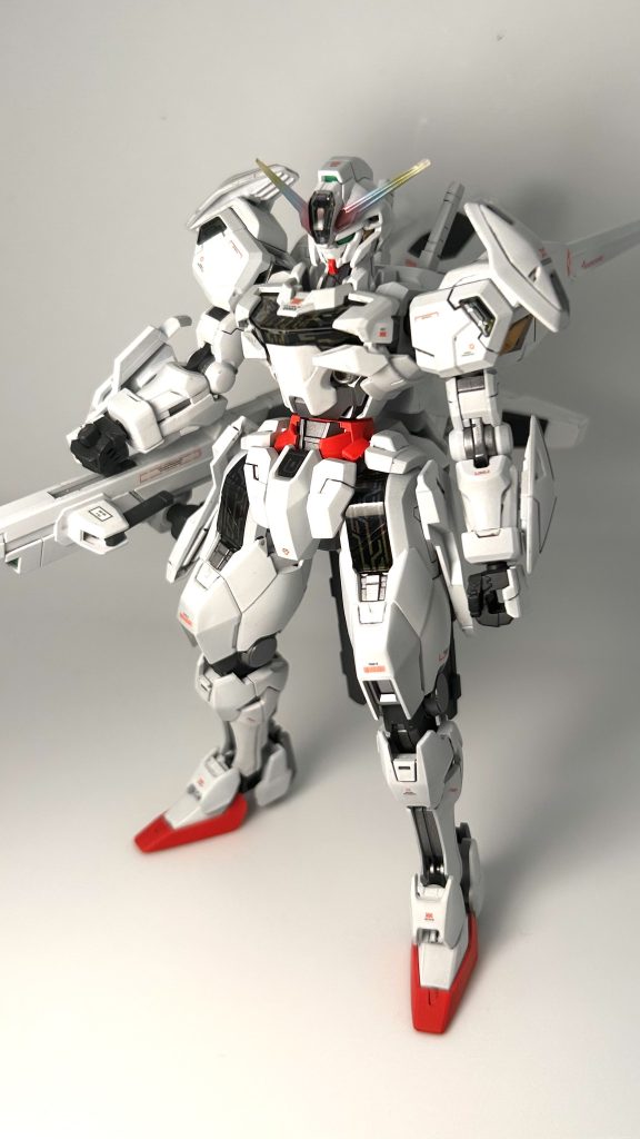 白多めの機体なので、デカールをアクセントになるよう追加。膝パーツはグレーなんですけどわかりにくい。