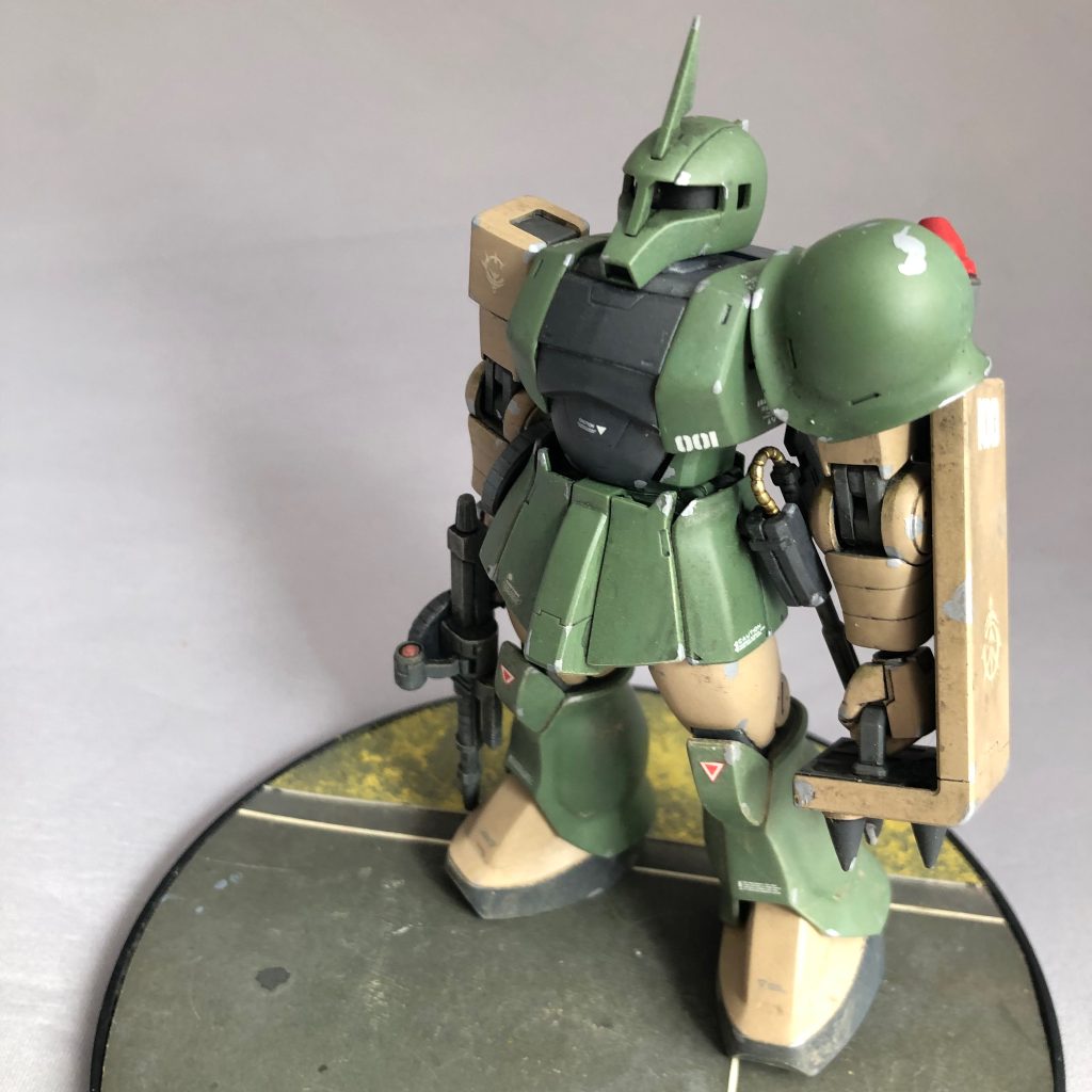 左肩アーマーはスパイクがない分、塗装ハゲが頻繁に起きそう。この角度ですとチラ見えしておりますが、マシンガンのスコープは両面ともにHアイズが入っております。