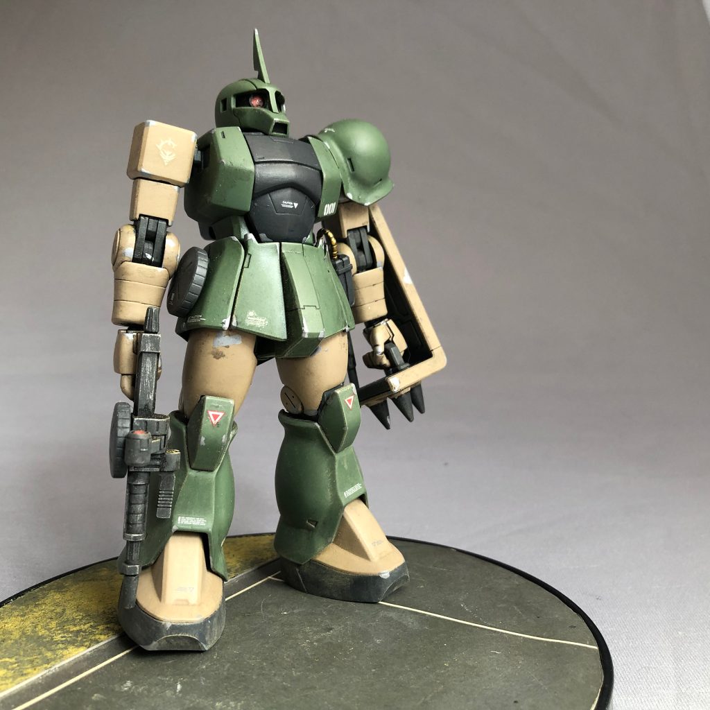 部分塗装にて完成させていた過去作を引っ張りだして来まして、・左肩アーマーの縁を削り込み・脚部裾フレアも同じく削り込み・追加デカール・ウォッシング・チッピング・ウェザリングを行いました。